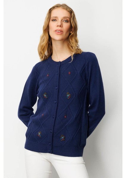 Kadın Sıfır Yaka Önü Baklavalı Nakış Işlemeli Hırka Lacivert fırsatları