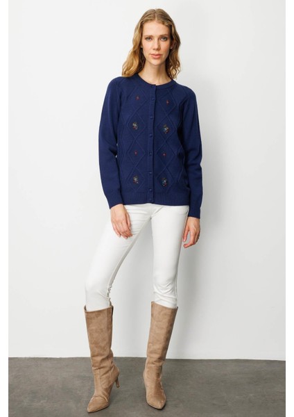 Kadın Sıfır Yaka Önü Baklavalı Nakış Işlemeli Hırka Lacivert indirimleri