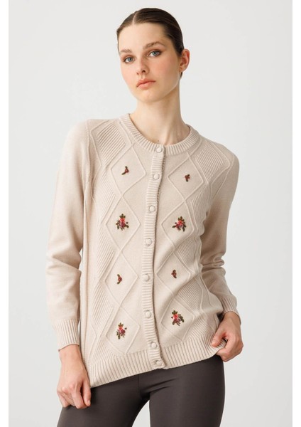 Kadın Sıfır Yaka Önü Baklavalı Nakış Işlemeli Hırka Bej