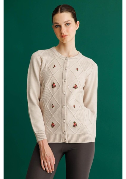 Kadın Sıfır Yaka Önü Baklavalı Nakış Işlemeli Hırka Bej fiyatları