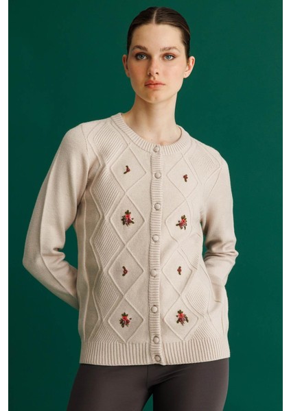 Kadın Sıfır Yaka Önü Baklavalı Nakış Işlemeli Hırka Bej modelleri