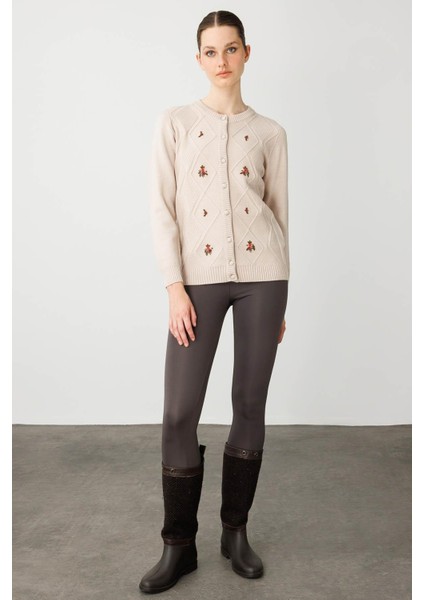 Kadın Sıfır Yaka Önü Baklavalı Nakış Işlemeli Hırka Bej indirimleri