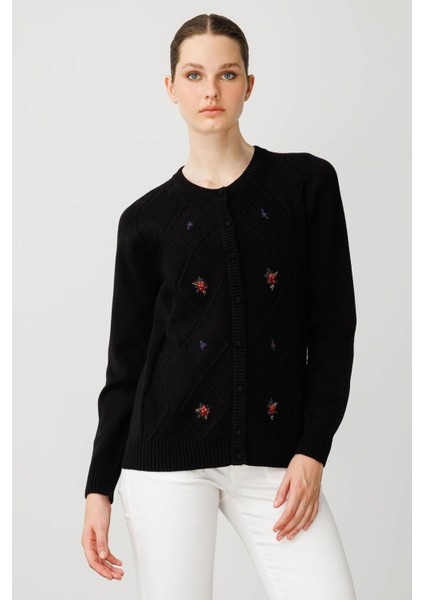 Kadın Sıfır Yaka Önü Baklavalı Nakış Işlemeli Hırka Siyah