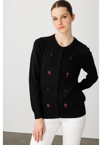 Kadın Sıfır Yaka Önü Baklavalı Nakış Işlemeli Hırka Siyah fiyatları