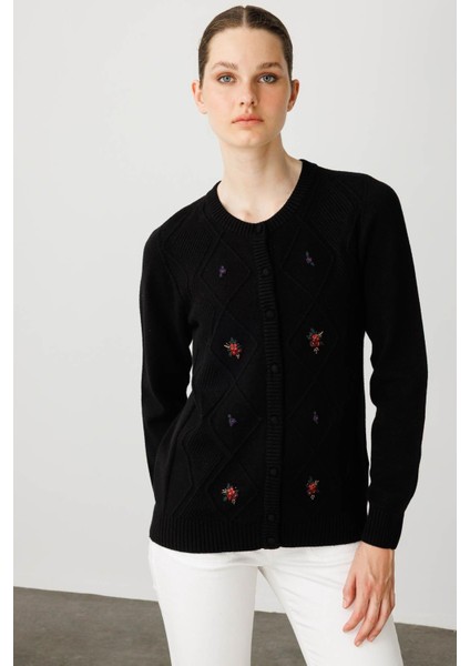 Kadın Sıfır Yaka Önü Baklavalı Nakış Işlemeli Hırka Siyah fırsatları