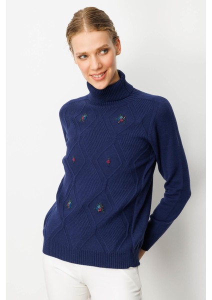 Kadın Tam Balıkçı Yaka Önü Baklavalı Nakış Işlemeli Kazak Lacivert