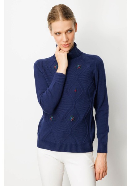 Kadın Tam Balıkçı Yaka Önü Baklavalı Nakış Işlemeli Kazak Lacivert modelleri