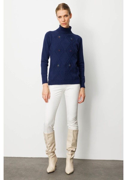 Kadın Tam Balıkçı Yaka Önü Baklavalı Nakış Işlemeli Kazak Lacivert fırsatları