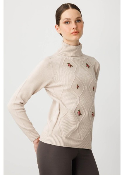 Kadın Tam Balıkçı Yaka Önü Baklavalı Nakış Işlemeli Kazak Bej