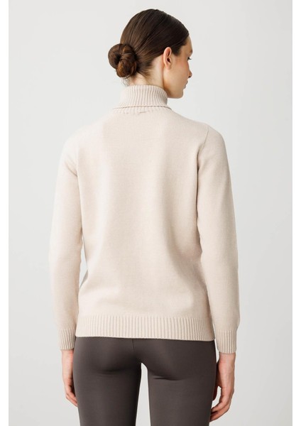 Kadın Tam Balıkçı Yaka Önü Baklavalı Nakış Işlemeli Kazak Bej modelleri