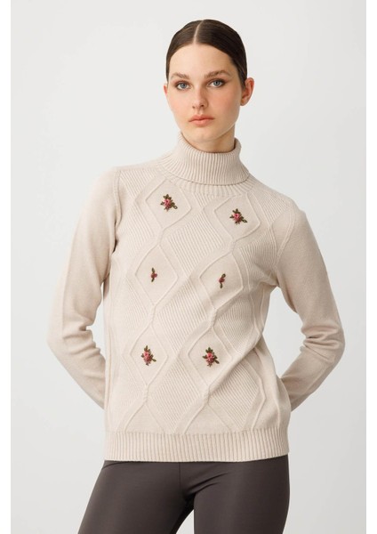 Kadın Tam Balıkçı Yaka Önü Baklavalı Nakış Işlemeli Kazak Bej fırsatları