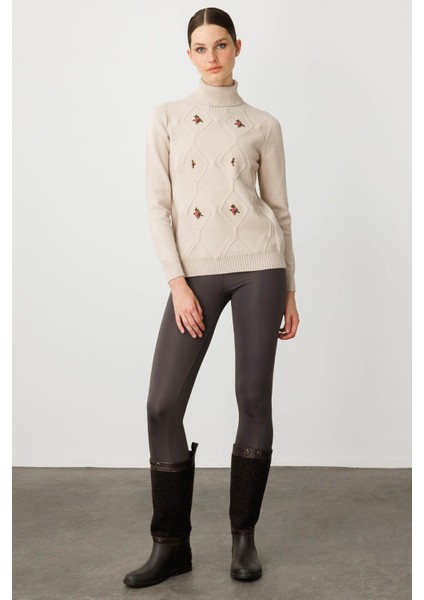 Kadın Tam Balıkçı Yaka Önü Baklavalı Nakış Işlemeli Kazak Bej indirimleri