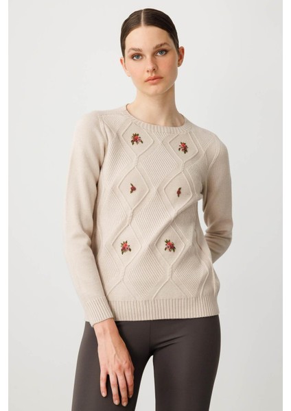 Kadın Sıfır Yaka Önü Baklavalı Nakış Işlemeli Kazak Bej