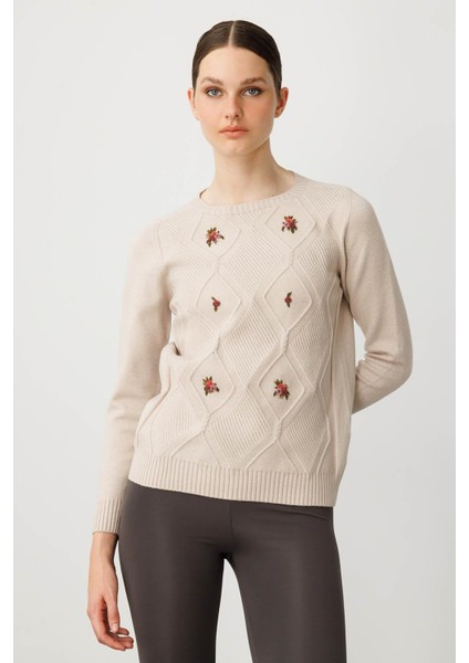 Kadın Sıfır Yaka Önü Baklavalı Nakış Işlemeli Kazak Bej fiyatları