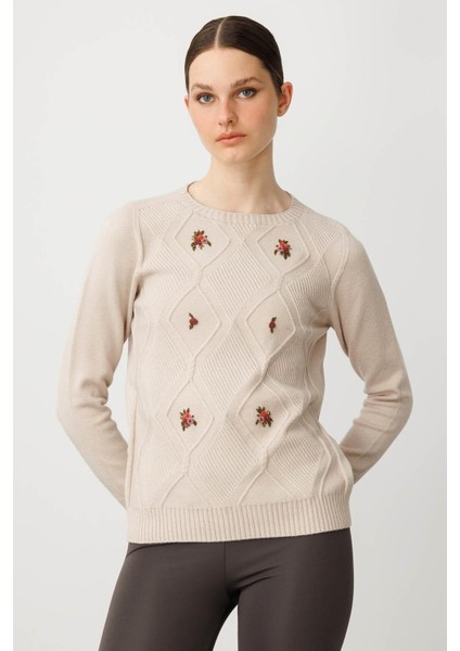 Kadın Sıfır Yaka Önü Baklavalı Nakış Işlemeli Kazak Bej fırsatları