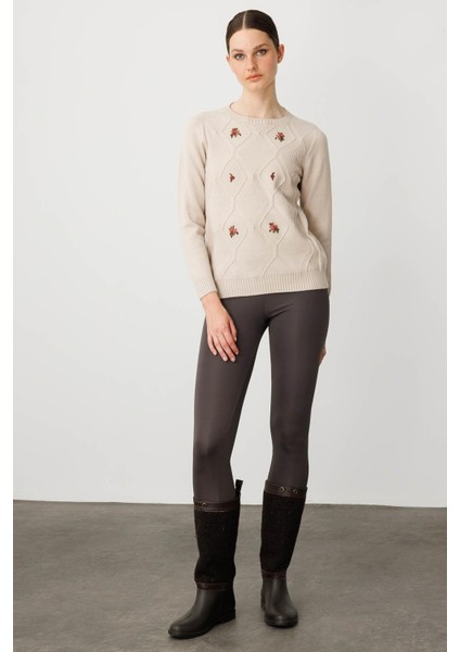 Kadın Sıfır Yaka Önü Baklavalı Nakış Işlemeli Kazak Bej indirimleri