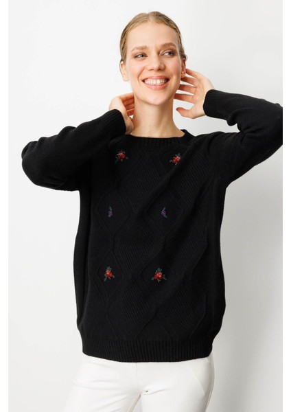 Kadın Sıfır Yaka Önü Baklavalı Nakış Işlemeli Kazak Siyah