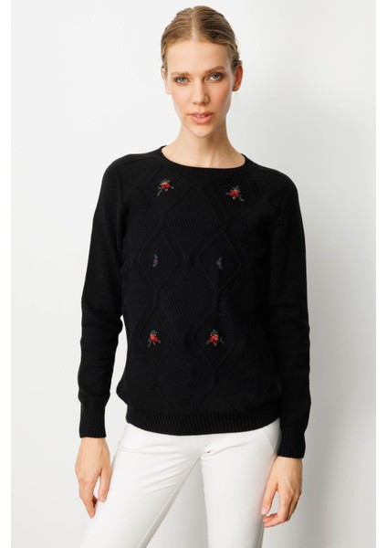 Kadın Sıfır Yaka Önü Baklavalı Nakış Işlemeli Kazak Siyah fiyatları