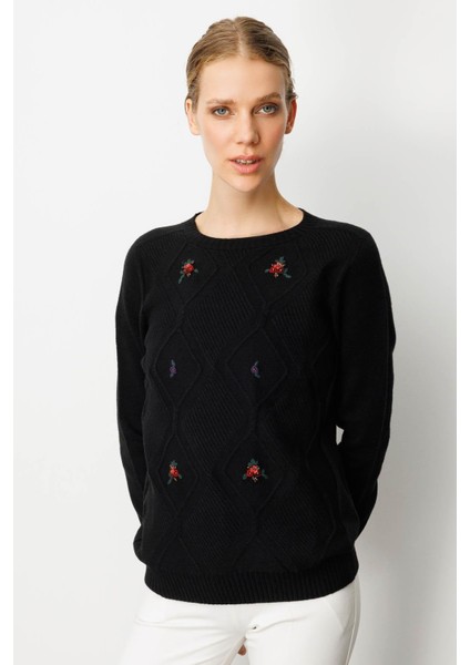 Kadın Sıfır Yaka Önü Baklavalı Nakış Işlemeli Kazak Siyah fırsatları