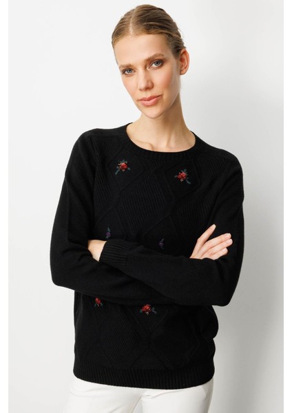 Kadın Sıfır Yaka Önü Baklavalı Nakış Işlemeli Kazak Siyah indirimleri