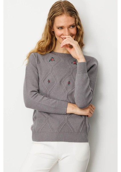 Kadın Sıfır Yaka Önü Baklavalı Nakış Işlemeli Kazak Füme