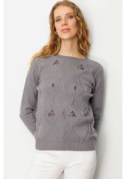 Kadın Sıfır Yaka Önü Baklavalı Nakış Işlemeli Kazak Füme fiyatları