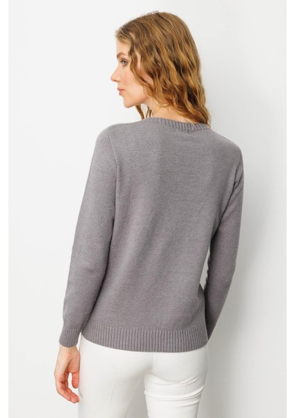 Kadın Sıfır Yaka Önü Baklavalı Nakış Işlemeli Kazak Füme modelleri