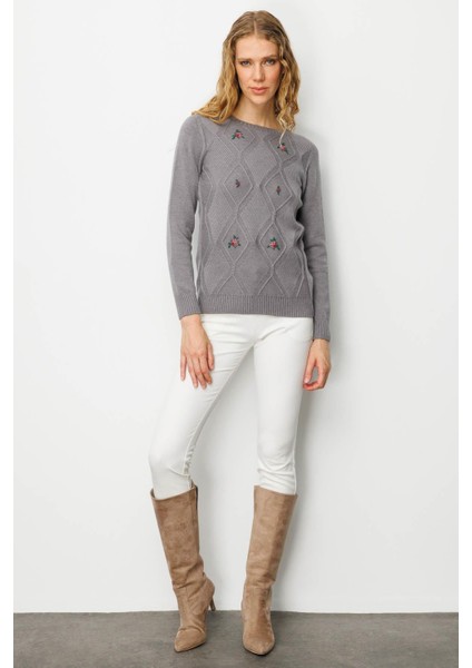 Kadın Sıfır Yaka Önü Baklavalı Nakış Işlemeli Kazak Füme fırsatları