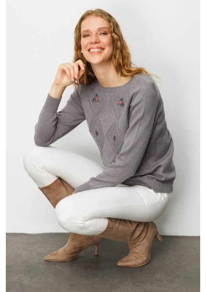 Kadın Sıfır Yaka Önü Baklavalı Nakış Işlemeli Kazak Füme indirimleri