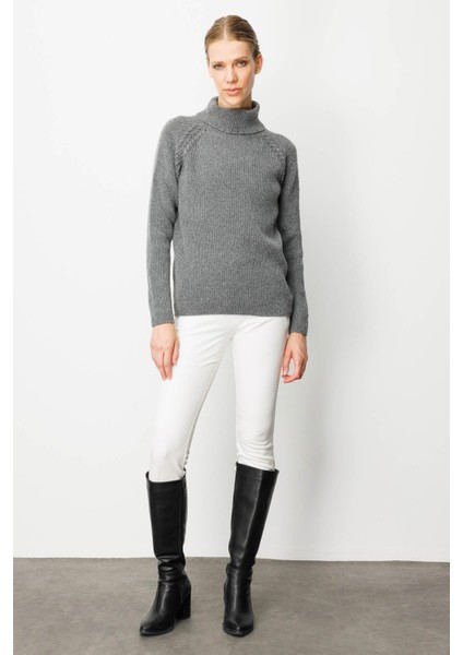 Kadın Tam Balıkçı Yaka Kolu Boncuklu Yün Kazak Füme indirimleri