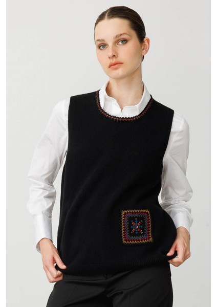 Kadın Sıfır Yaka Cebi ve Yakası Renkli Tığlamalı Yün Süveter Siyah