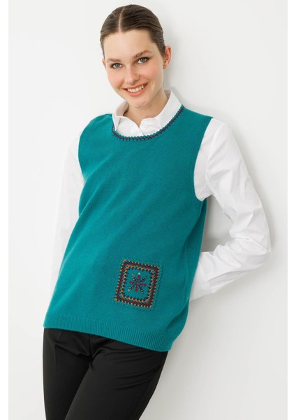 Kadın Sıfır Yaka Cebi ve Yakası Renkli Tığlamalı Yün Süveter A.ö.başı