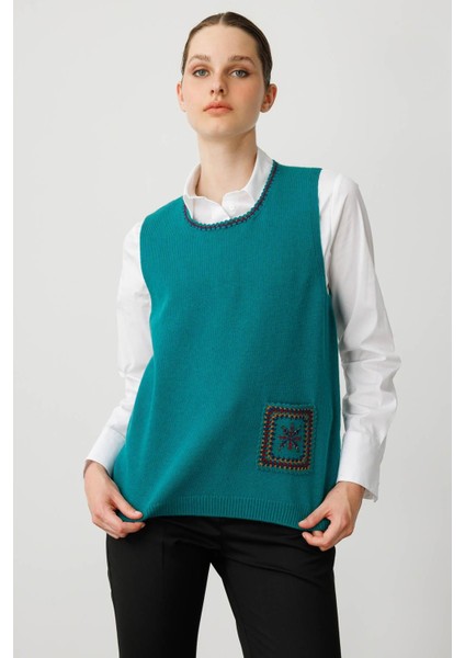 Kadın Sıfır Yaka Cebi ve Yakası Renkli Tığlamalı Yün Süveter A.ö.başı indirimleri