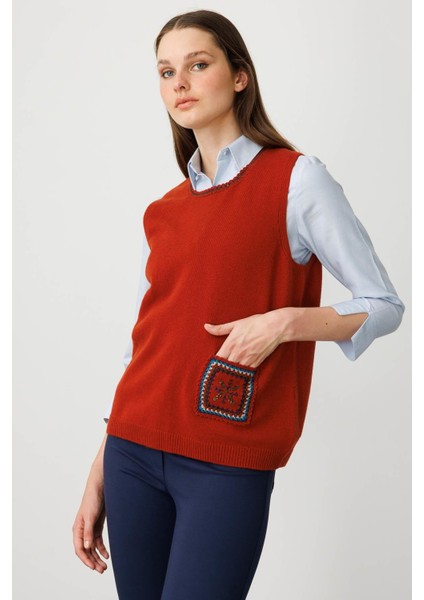 Kadın Sıfır Yaka Cebi ve Yakası Renkli Tığlamalı Yün Süveter K.kiremit modelleri