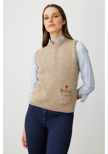 Kadın Sıfır Yaka Cep Üstü Çiçek Nakışlı Yün Süveter Vizon