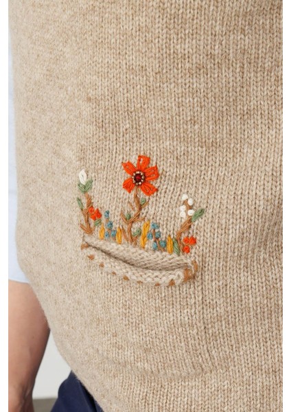 Kadın Sıfır Yaka Cep Üstü Çiçek Nakışlı Yün Süveter Vizon indirimleri
