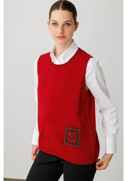 Kadın Sıfır Yaka Cebi ve Yakası Renkli Tığlamalı Yün Süveter K.kırmızı