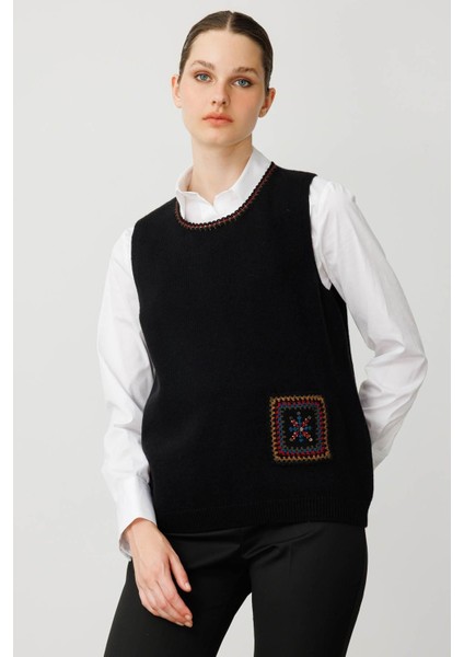 Kadın Sıfır Yaka Cebi ve Yakası Renkli Tığlamalı Yün Süveter Siyah fiyatları