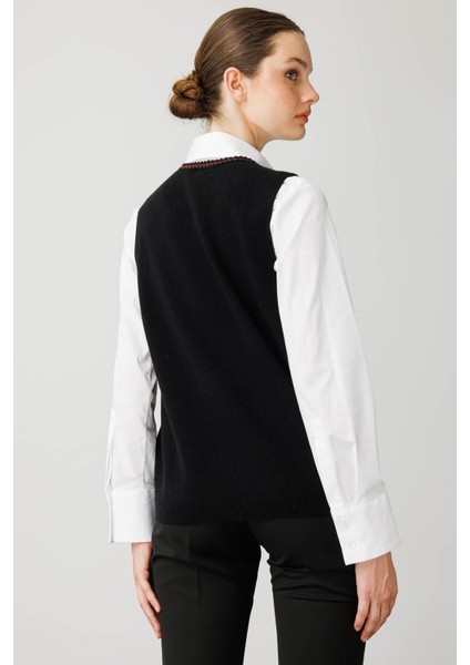 Kadın Sıfır Yaka Cebi ve Yakası Renkli Tığlamalı Yün Süveter Siyah modelleri