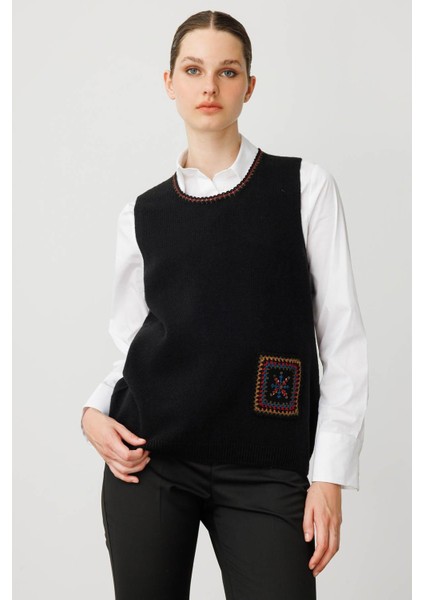 Kadın Sıfır Yaka Cebi ve Yakası Renkli Tığlamalı Yün Süveter Siyah fırsatları