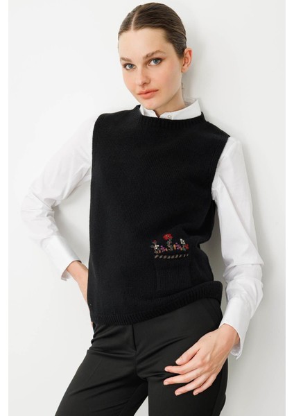 Kadın Sıfır Yaka Cep Üstü Çiçek Nakışlı Yün Süveter Siyah