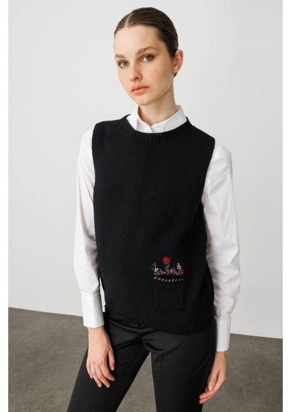 Kadın Sıfır Yaka Cep Üstü Çiçek Nakışlı Yün Süveter Siyah fiyatları