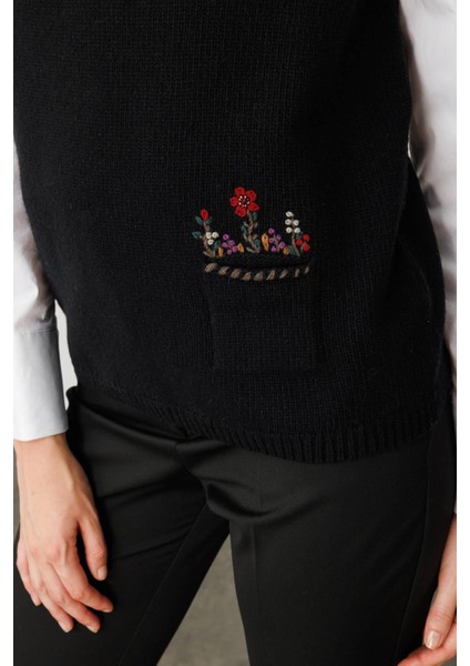 Kadın Sıfır Yaka Cep Üstü Çiçek Nakışlı Yün Süveter Siyah fırsatları