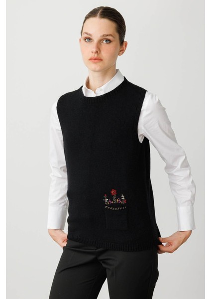 Kadın Sıfır Yaka Cep Üstü Çiçek Nakışlı Yün Süveter Siyah indirimleri