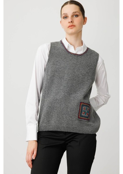 Kadın Sıfır Yaka Cebi ve Yakası Renkli Tığlamalı Yün Süveter Füme fiyatları