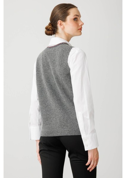 Kadın Sıfır Yaka Cebi ve Yakası Renkli Tığlamalı Yün Süveter Füme modelleri