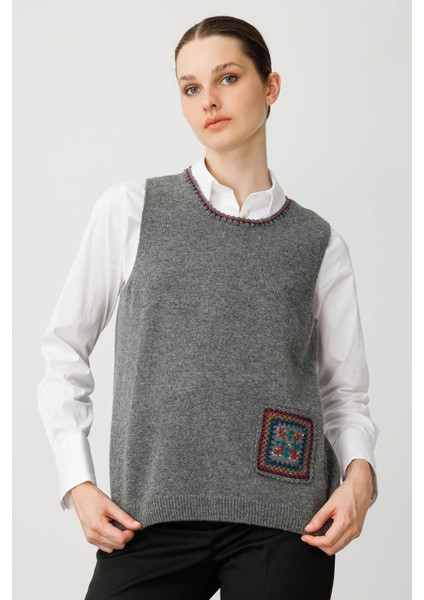 Kadın Sıfır Yaka Cebi ve Yakası Renkli Tığlamalı Yün Süveter Füme indirimleri