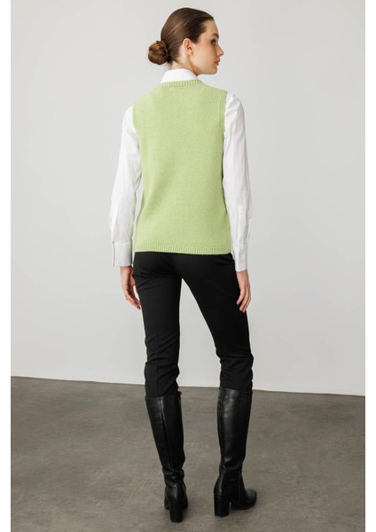 Kadın Sıfır Yaka Cep Üstü Nakış Işlemeli Süveter A.e.yeşili fırsatları