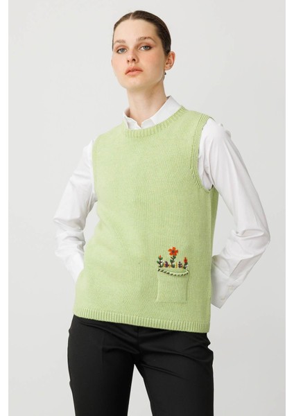 Kadın Sıfır Yaka Cep Üstü Nakış Işlemeli Süveter A.e.yeşili indirimleri