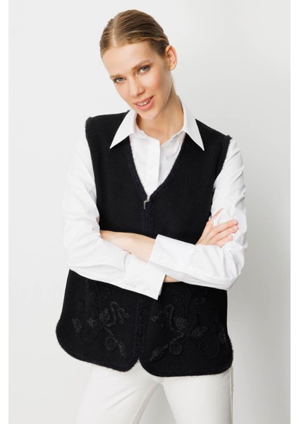 Kadın V Yaka Önü Yaprak Çiçekli Yün Yelek Siyah fiyatları